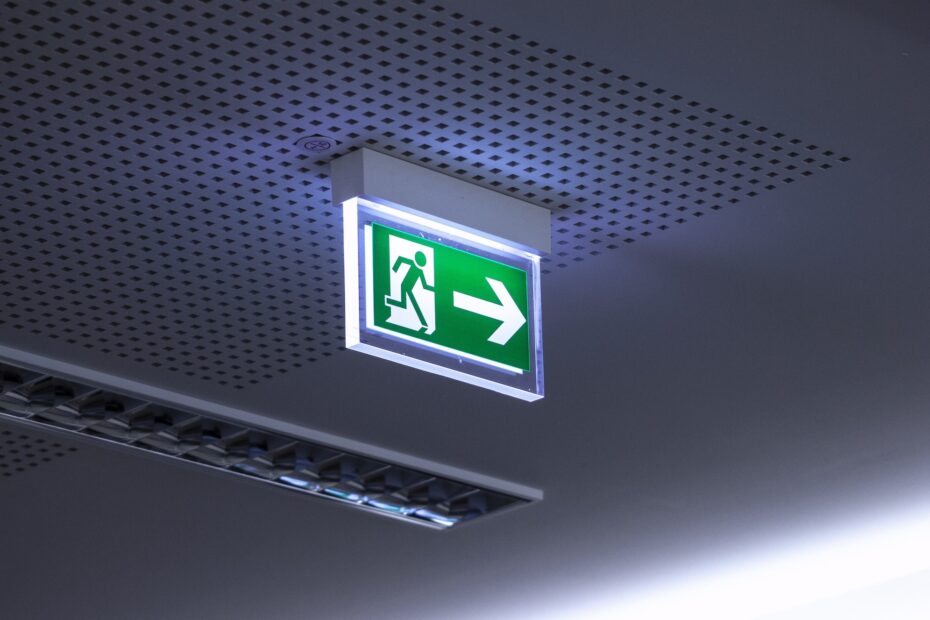 La protection contre l'incendie dans l'acoustique des locaux : une conception sûre, une mise en œuvre responsable 6 acoutech GmbH Emrgency exit 4168808