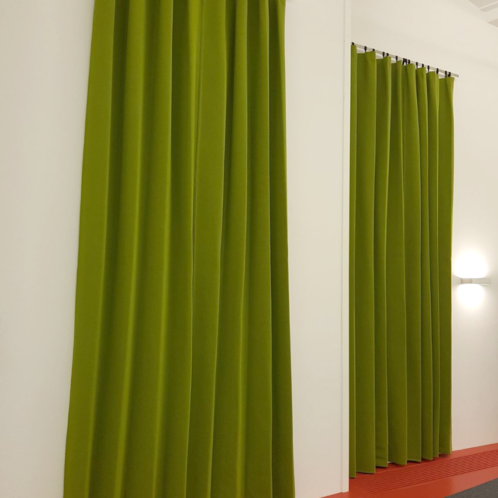 VELIO Akustikvorhang 3 VELIO Akustikvorhang vor Betonwand