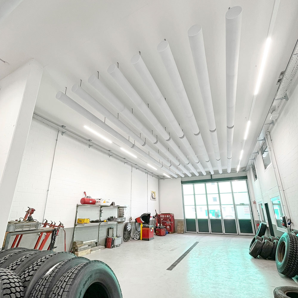 acouFoam Zylinderabsorber 13 Weisse Zylinderabsorber als Deckensystem in Autogarage Kanton Zürich zur Reduktion von Lärm und Nachhall in der Werkstatt
