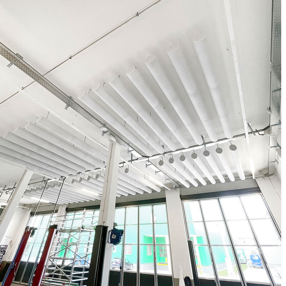 acouFoam Zylinderabsorber 8 Übersicht Zylinderabsorber über mehrere Arbeitszonen in Autogarage Kanton Zürich zur Lärmreduktion