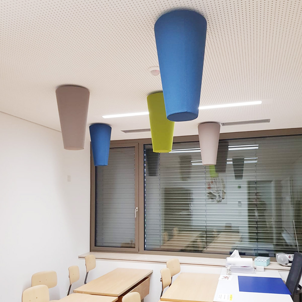 Schule & Bildung 17 Mehrfarbige kegelförmige Akustikabsorber in Blau, Grün und Grau von Lochdecke in Schulzimmer abgehängt