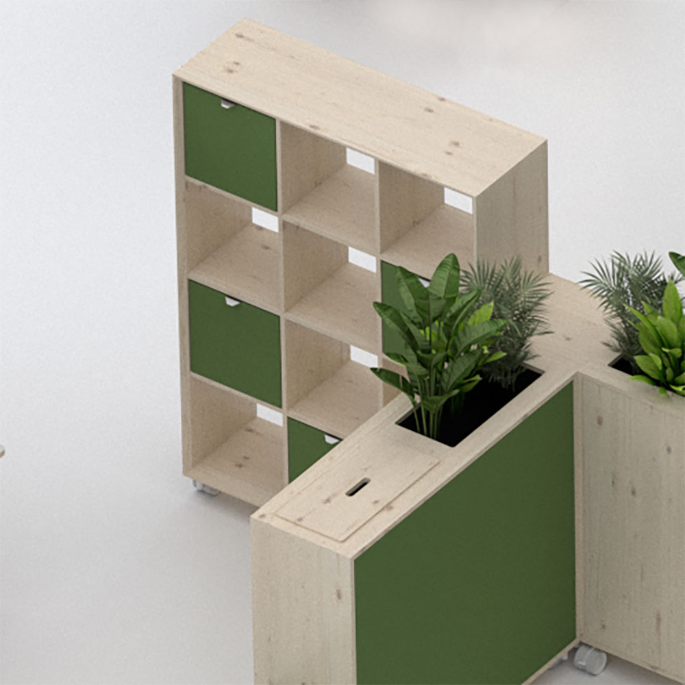 acouShelf Regal 9 Akustischer Raumtrenner acouShelf mit Stauraum, grünen Akustikflächen und integriertem Pflanzentrog in einer Büroumgebung.