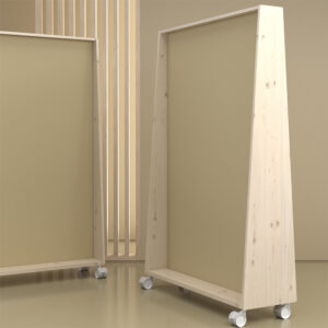 Isometrisches Bürosystem acouOffice Produktfamilie mit Einzelbox, Raumtrenner, Arbeitsplätzen und Pflanzengestell in Naturholz. Das Eckelement acouCorner dient als Verbindeelement.