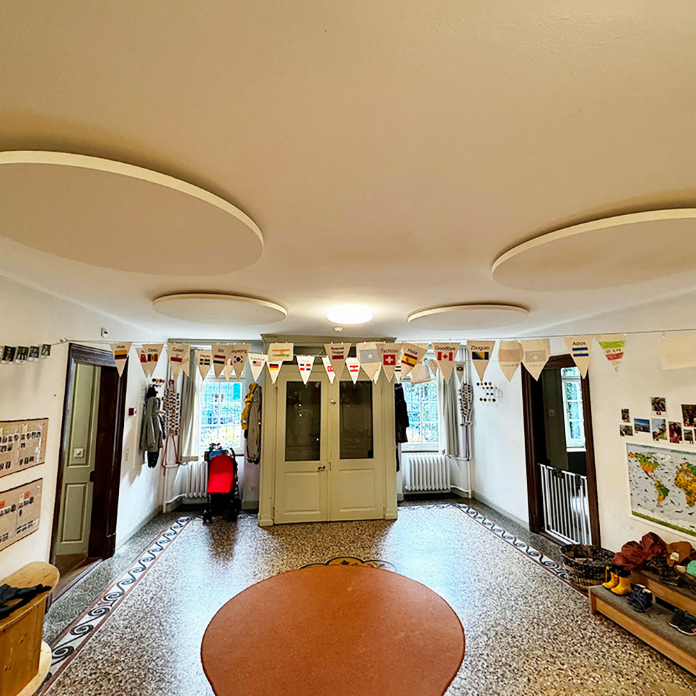 Panneaux incombustibles NoFlame Solo 11 Vestiaire d'une crèche équipé d'éléments de plafond insonorisants, canton de Zurich