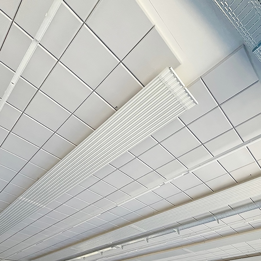 Industrie & Gewerbe 17 Weisse Akustikplatten als flächige Kassettendecke mit Lichtleisten in Industriehalle von unten fotografiert