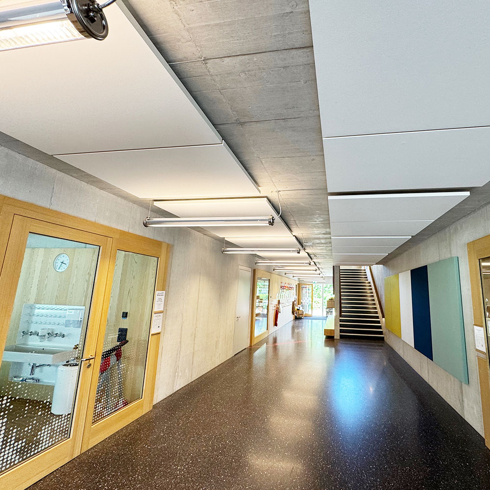 Panneaux incombustibles NoFlame Solo 9 Panneaux de plafond ininflammables juxtaposés dans un couloir et une issue de secours d'un établissement scolaire