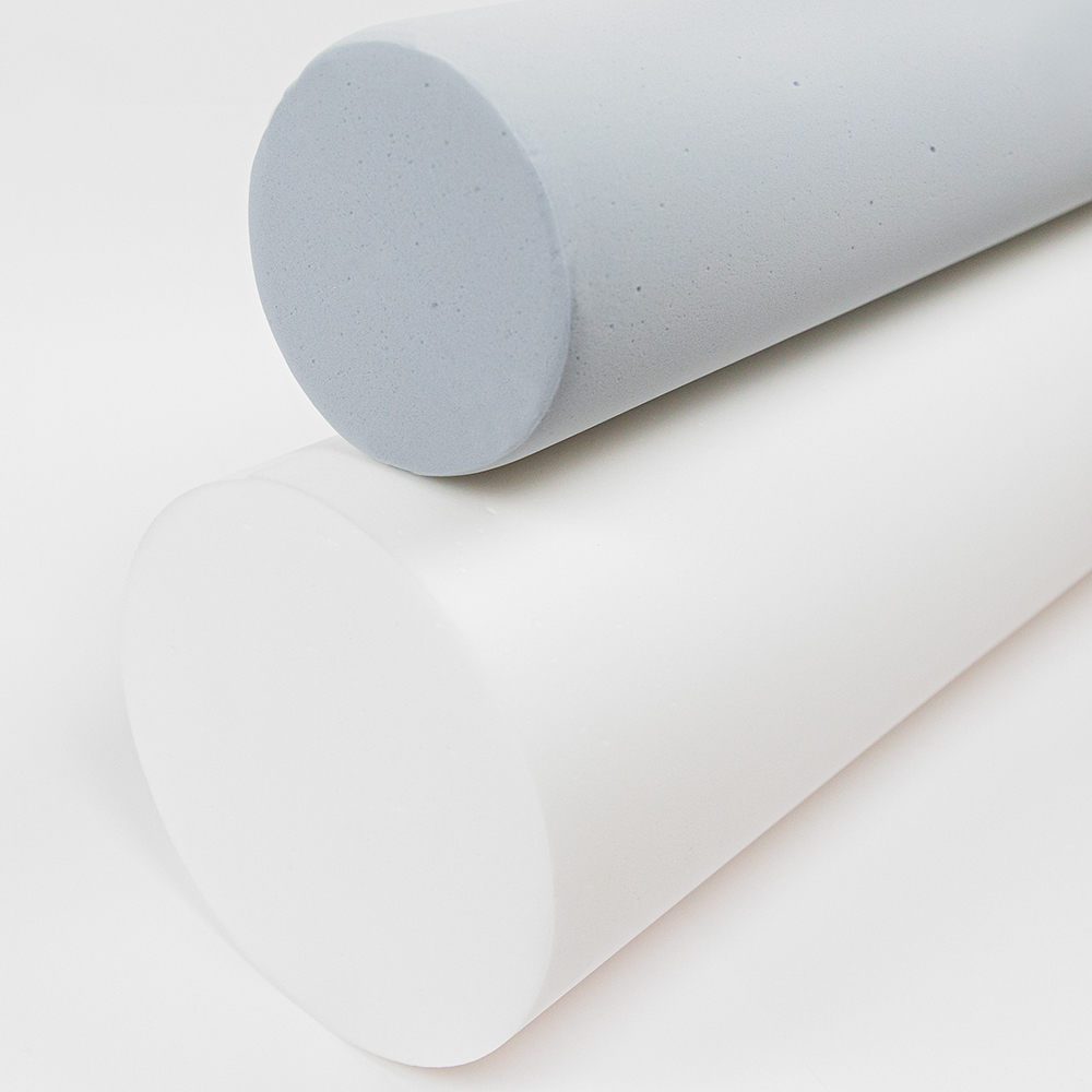 Absorbeur cylindrique acouFoam NoFlame* 4 Deux absorbeurs cylindriques superposés – celui du haut en gris brut, celui du bas en blanc brut, en saillie
