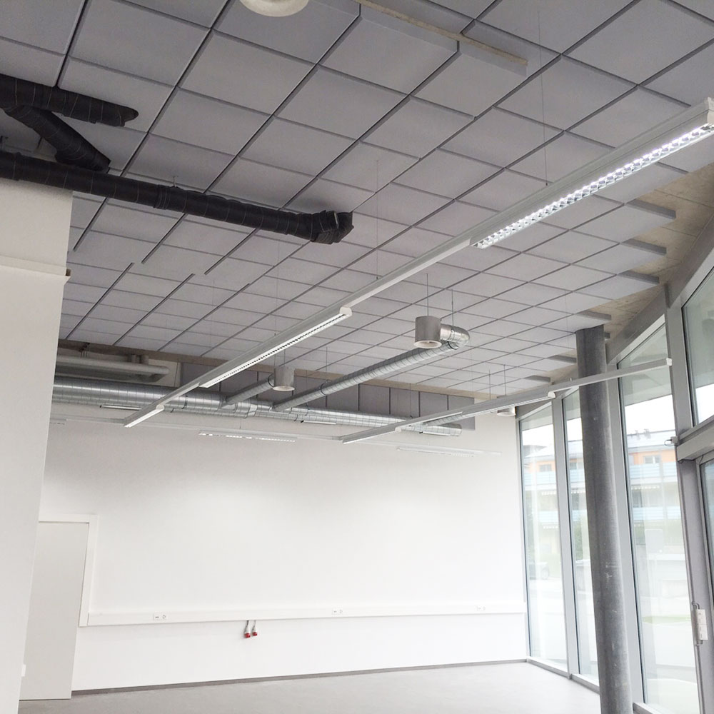 Pannelli acustici acouFoam 6 Soffitto con griglia acustica in un ufficio del Cantone di Zurigo, dotato di pannelli decorativi acouFoam pensati per ridurre il riverbero nell'ambiente di lavoro