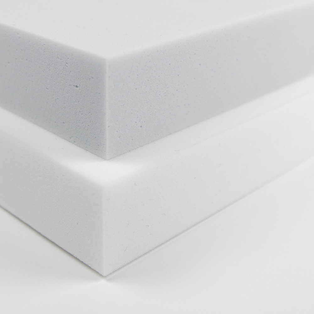 Pannelli acustici acouFoam NoFlame* 9 Confronto tra i colori di due pannelli acustici in schiuma sovrapposti: quello in alto è grigio, quello in basso è bianco; si nota lo spessore del materiale