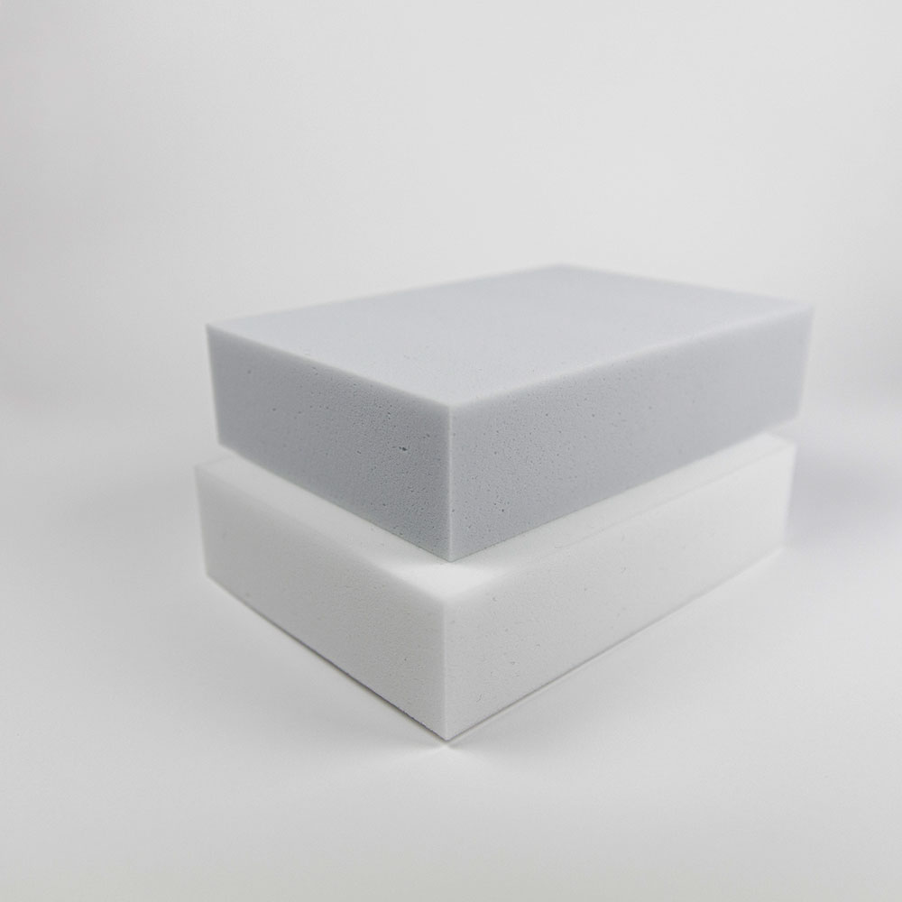 Pannelli acustici acouFoam 5 Due pannelli acustici acouFoam, uno bianco e l'altro grigio, mostrano la trama del materiale e le diverse varianti di colore