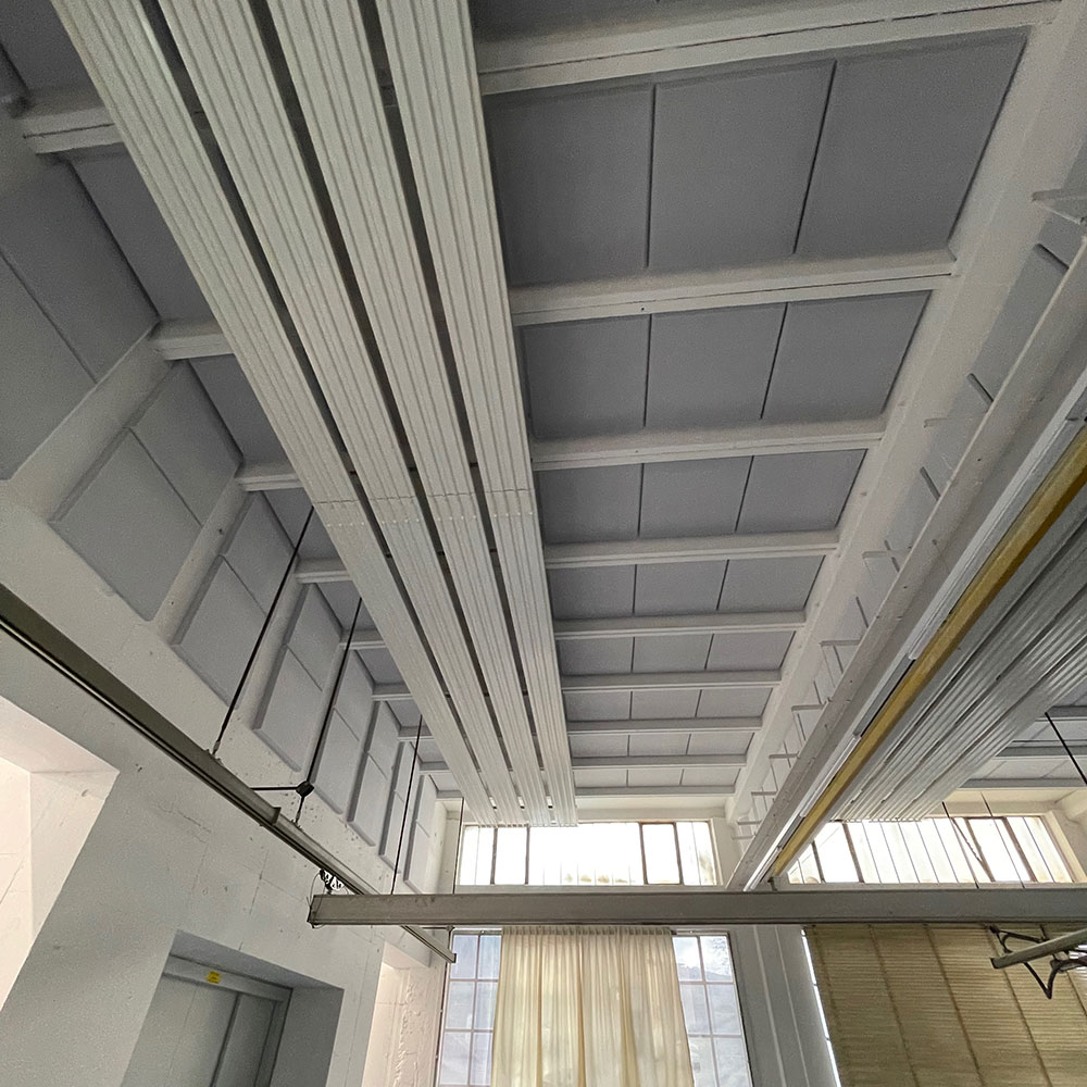 Industrie & Gewerbe 19 Akustische Rasterdecke in Produktion Kanton Zürich mit acouFoam Akustikplatten zur Reduktion von Nachhall im Arbeitsbereich