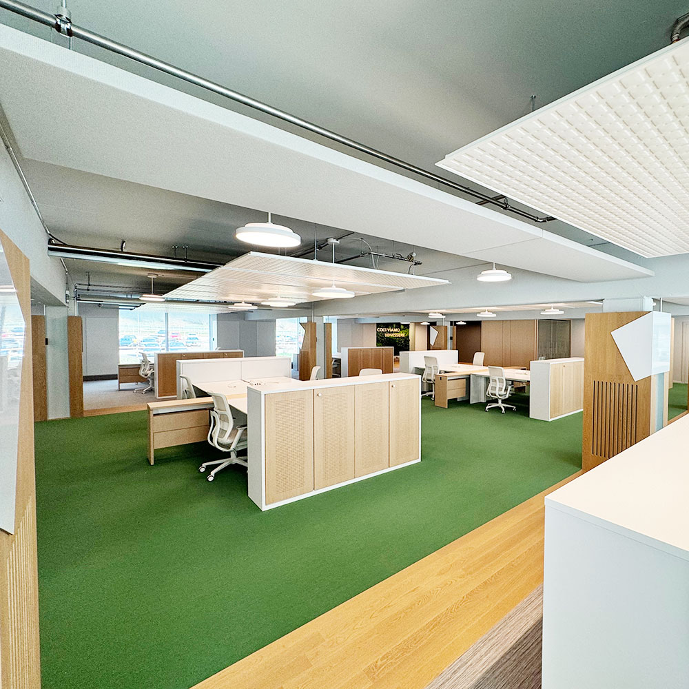 Pannelli per soffitto STRATO raggruppati 6 Panneaux de plafond regroupés dans un bureau en open space du canton du Tessin afin de réduire la réverbération au-dessus des postes de travail ouverts