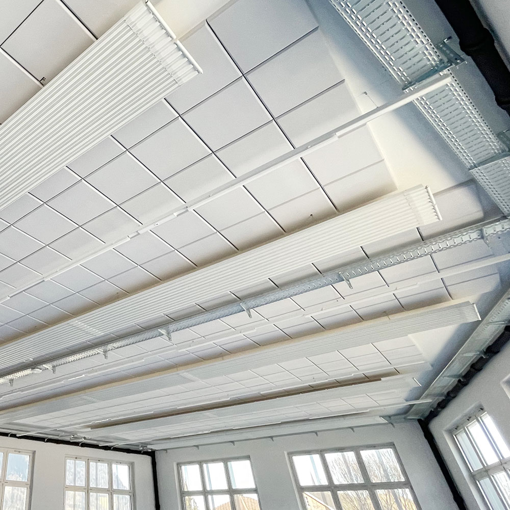 Industrie & Gewerbe 14 Nahaufnahme deckenmontierter Akustikplatten mit Montageschienen zur Schallabsorption, Kanton Schwyz