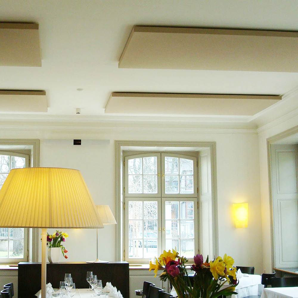 Home 16 Sala da pranzo raffinata, dotata di pannelli fonoassorbenti beige di forma quadrata, fissati direttamente al soffitto, pensati per migliorare l'intelligibilità del parlato
