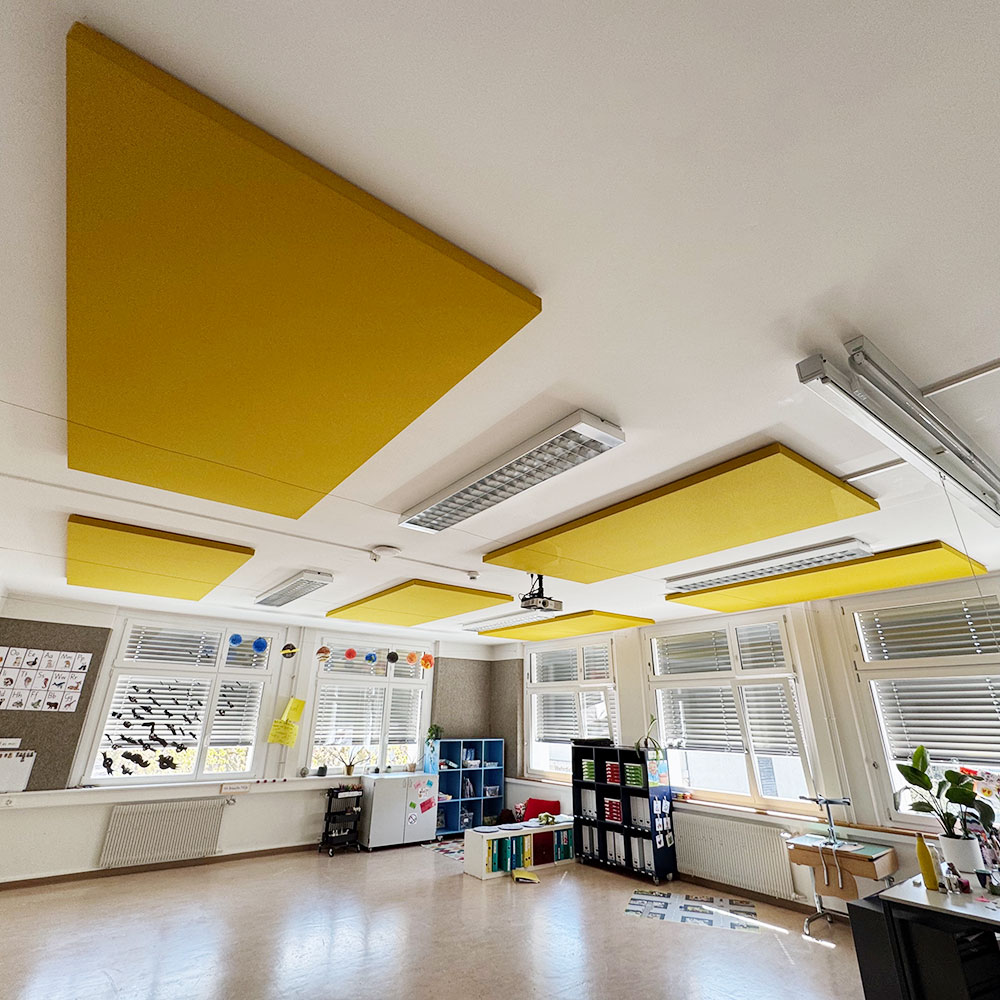 Gelbe rechteckige Deckenpanels in Schulzimmer Kanton Bern zur Verbesserung der Lernakustik und Sprachverständlichkeit