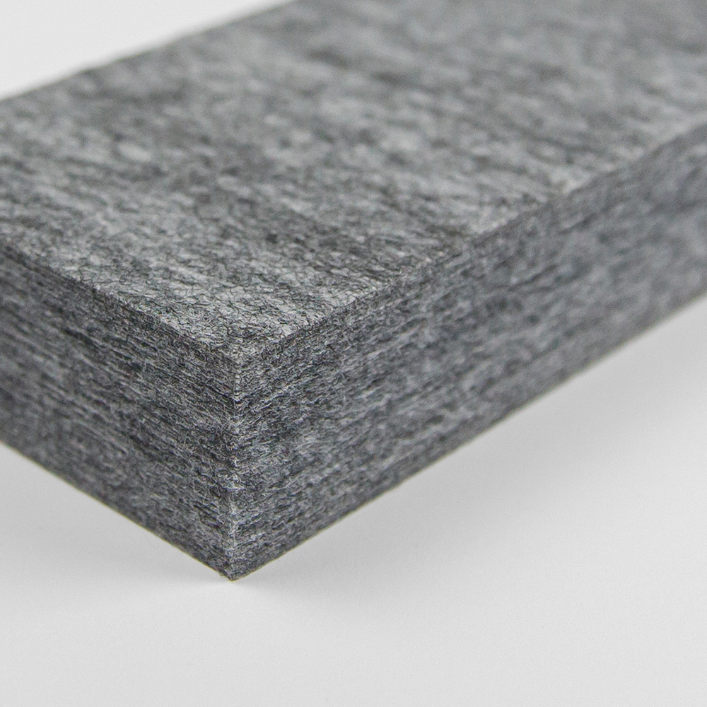 Piastra di supporto acouFiber in PET 12 Primo piano su un pannello acustico grigio in materiale fibroso