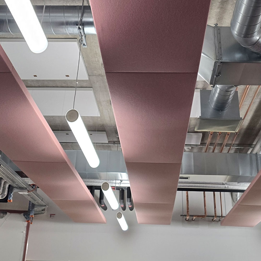 Pannelli per soffitto STRATO raggruppati 20 Pannelli per soffitto color «Altrosa» installati tra gli impianti tecnici a vista di un ospedale nel cantone di San Gallo per ridurre il riverbero