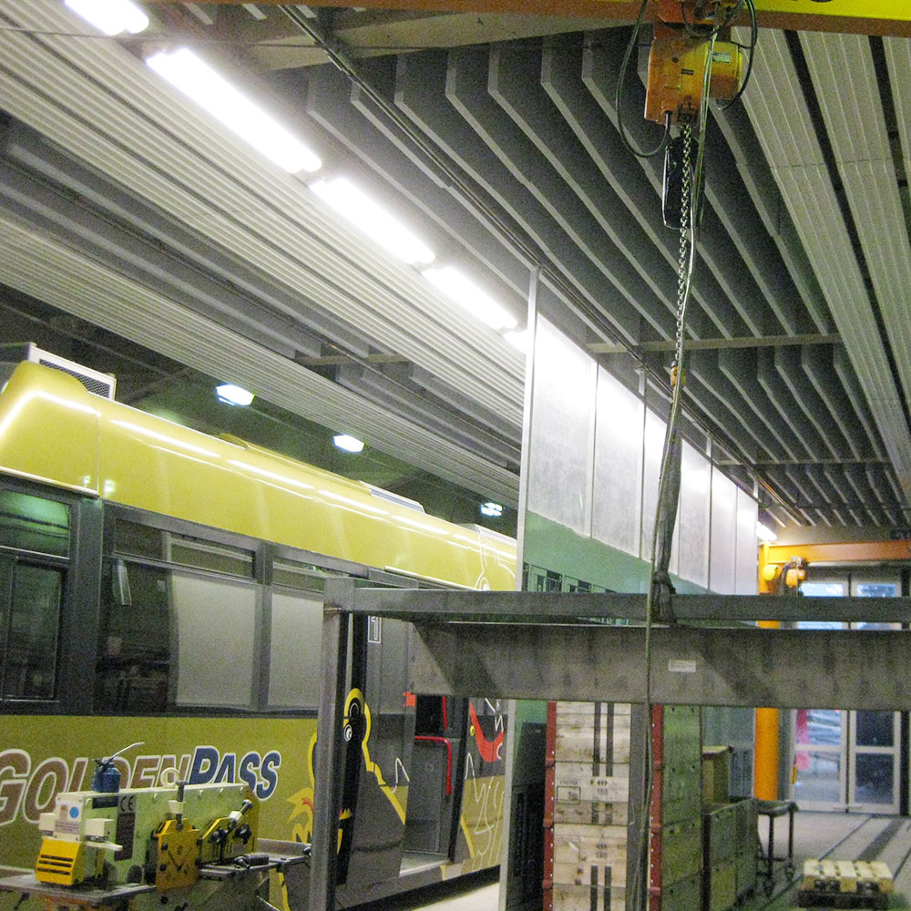 Deflettori acustici acouFoam 10 In un’officina di produzione di treni nel Cantone di Vaud sono stati installati dei deflettori acustici sotto forma di un sistema a soffitto che copre l’intera superficie, per ridurre il rumore industriale