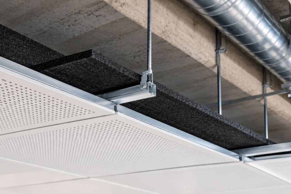 acouFiber PET Akustik-Hinterlagsplatte hinter einer perforierten Decke